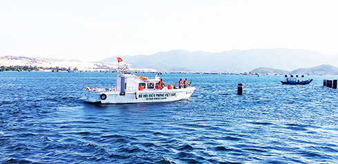 Tàu biên phòng tuần tra trên vịnh Vân Phong.