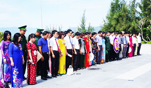 Đoàn của Trường Cao đẳng Sư phạm Trung ương - Nha Trang  viếng các anh hùng liệt sĩ tại Khu tưởng niệm chiến sĩ Gạc Ma.  