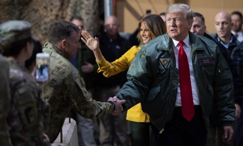 Ông Donald Trump (cà vạt đỏ) thăm căn cứ tại Iraq. Ảnh: AFP.