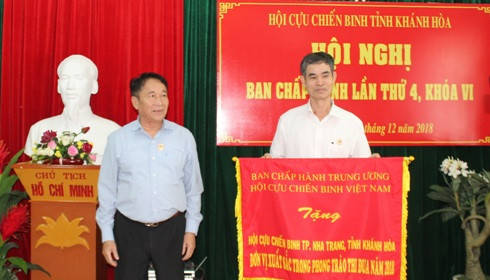 Hội CCB TP. Nha Trang nhận Cờ thi đua của Hội CCB Việt Nam.