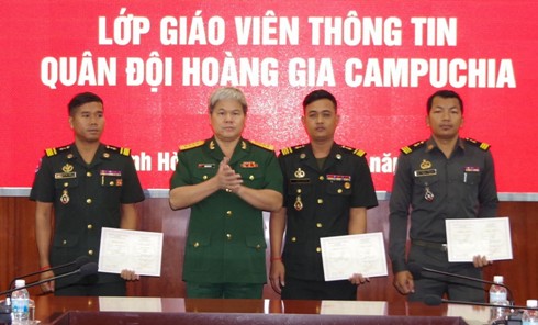 Bế giảng lớp tập huấn giáo viên thông tin quân đội Hoàng gia Campuchia