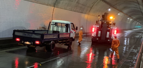 Xe tải đang lưu thông trong hầm thì xảy ra tai nạn trong tình huống giả định.
