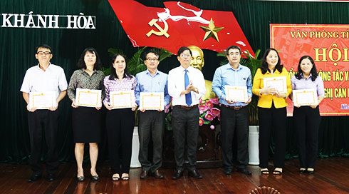 Đồng chí Nguyễn Tấn Tuân trao giấy khen cho các tập thể và cá nhân.