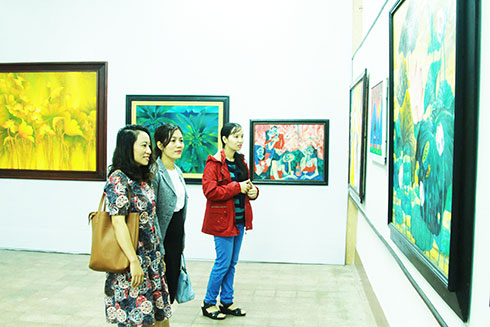 Công chúng xem các tác phẩm tại triển lãm.