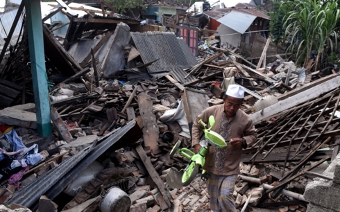 Hậu quả một vụ động đất ở Indonesia. Ảnh: ABS-CBN News.