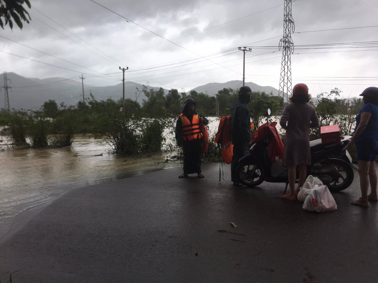 Diên Khánh: Tổ chức chốt chặn các khu vực bị ngập nặng