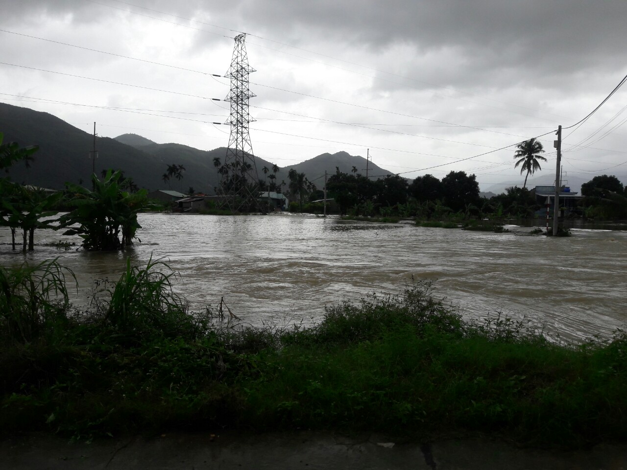 Nước chảy xiết tại xã Diên Toàn