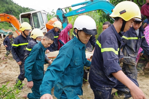 Lực lượng cứu nạn đưa nạn nhân tử vong ra khỏi hiện trường.