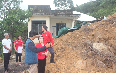 Trao hỗ trợ cho gia đình có người bị chết, sập nhà do sạt lở núi ở Cam Lâm