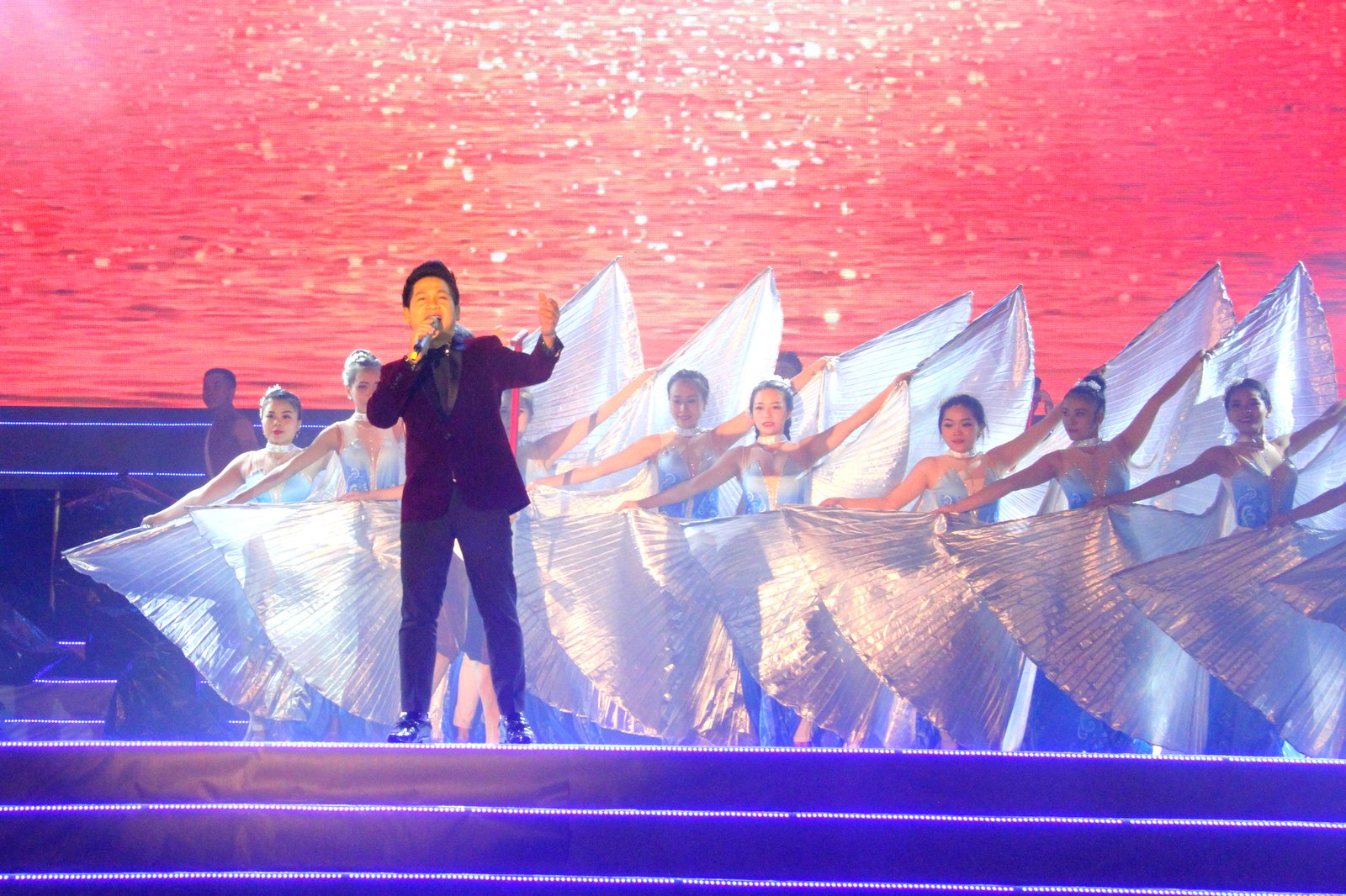 Ca sĩ Trọng Tấn đã có màn biểu diễn xuất sắc tại Lễ công bố Năm du lịch quốc gia 2019