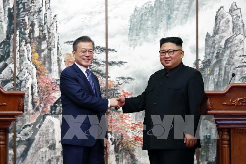 Nhà lãnh đạo Triều Tiên Kim Jong-un (phải) và Tổng thống Hàn Quốc Moon Jae-in trong cuộc họp báo chung thông báo kết quả cuộc hội đàm thượng đỉnh tại Bình Nhưỡng ngày 19/9/2018. Ảnh: THX/TTXVN