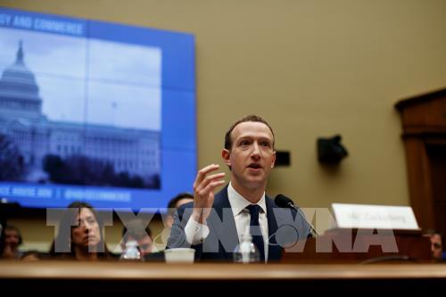 Ngày 11/4, nhà sáng lập đồng thời là Giám đốc điều hành (CEO) mạng xã hội Facebook Mark Zuckerberg phát biểu tại buổi điều trần ở Hạ viện Mỹ. Ảnh: THX/TTXVN