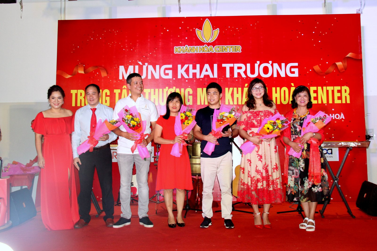 Đại diện công ty TNHH Hoàng Kim tặng hoa cho các đối tác nhân dịp khai trương Trung tâm thương mại Khánh Hòa Center