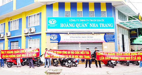 Khách hàng căng băng rôn tại trụ sở Công ty Hoàng Quân chi nhánh Nha Trang.