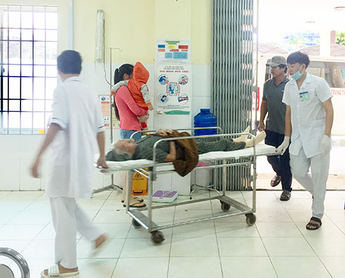 Các bác sĩ Bệnh viện Đa khoa tỉnh cấp cứu bệnh nhân.