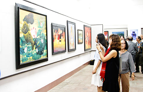 Công chúng xem triển lãm mỹ thuật, nhiếp ảnh do Hội Văn học nghệ thuật tỉnh tổ chức.