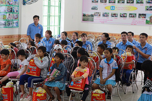 Trẻ em ở Làng trẻ em SOS Nha Trang vui mừng nhận quà