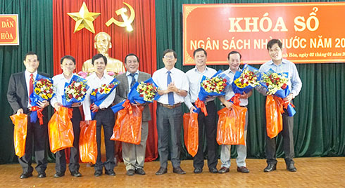 Ông Nguyễn Tấn Tuân chúc mừng các đơn vị.