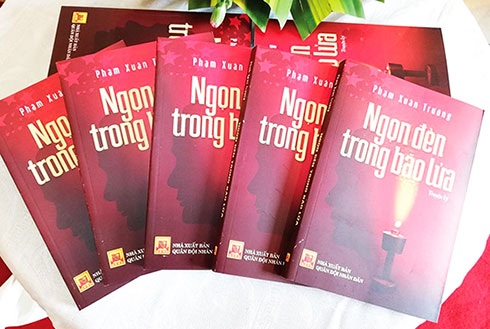 Ra mắt sách "Ngọn đèn trong bão lửa"