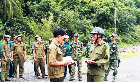 Lực lượng của 2 địa phương trao đổi thông tin, phối hợp tuần tra trên tuyến đường giáp ranh.