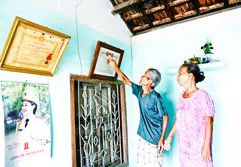 Vợ chồng ông Bá bên vách nhà bị nứt.