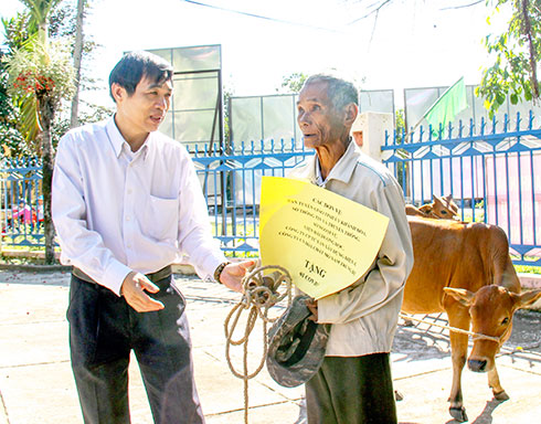 Đơn vị đỡ đầu trao bò cho hộ nghèo ở xã Sơn Lâm, huyện Khánh Sơn.