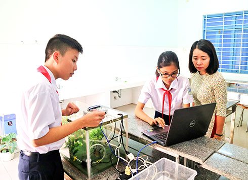 Học sinh lớp 8 sáng tạo mô hình tưới cây tự động