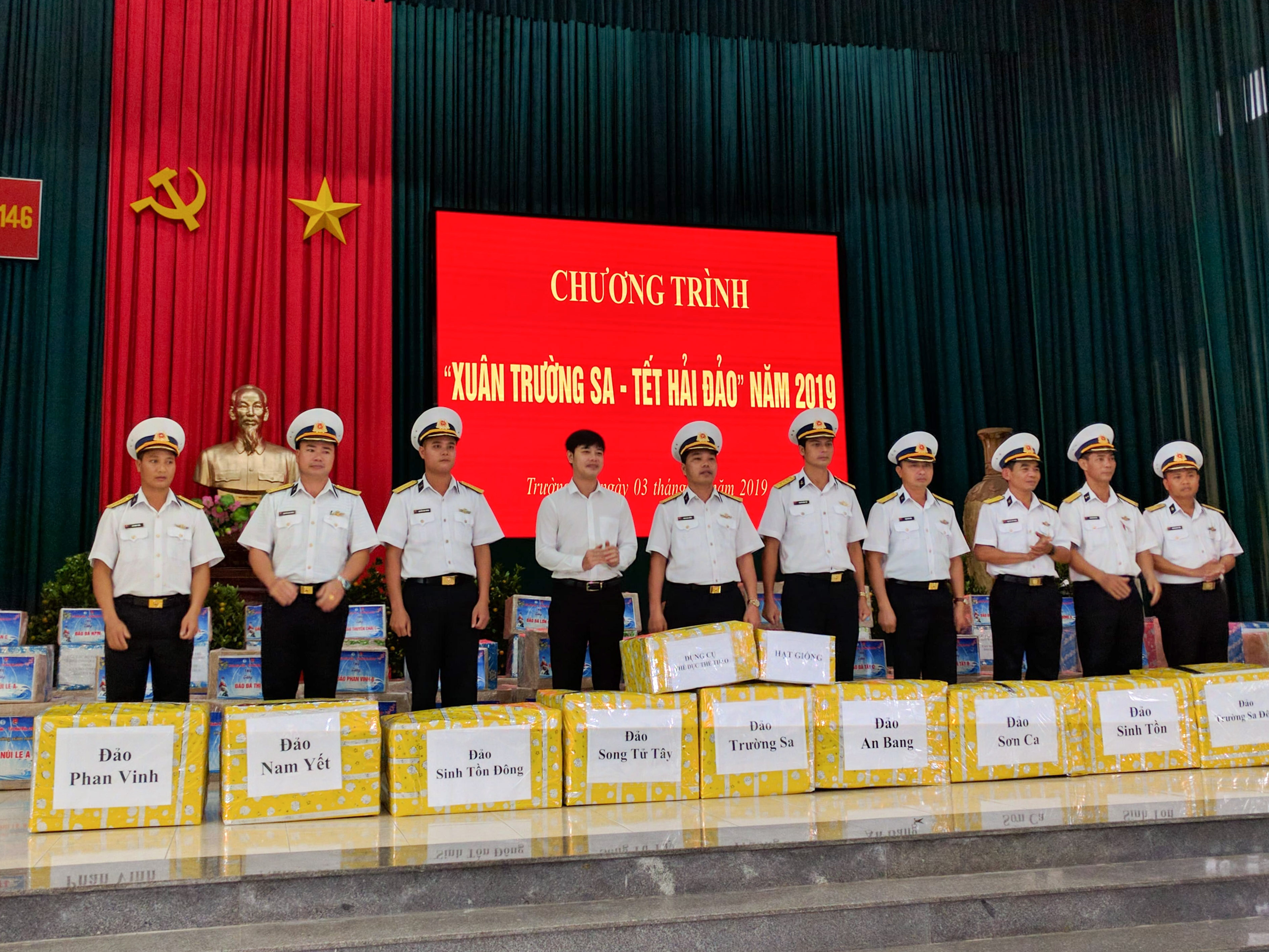 Đoàn Khối các cơ quan tỉnh: Tặng cây giống, quà trang trí Tết cho cán bộ, chiến sĩ công tác tại Trường Sa