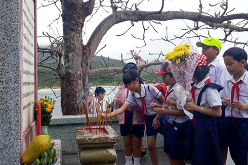 Học sinh Trường Tiểu học số 3 Ninh Hiệp (thị xã Ninh Hòa)  tham quan Khu lưu niệm di tích quốc gia tàu C235 (Ninh Vân). 