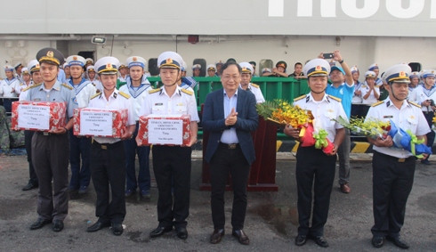 Ông Nguyễn Đắc Tài tặng hoa và quà cho đoàn công tác trước lúc lên đường làm nhiệm vụ.