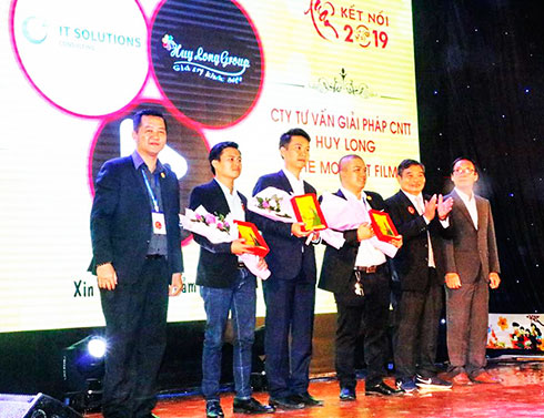 Lãnh đạo Hiệp hội Du lịch Nha Trang - Khánh Hòa tặng hoa và  kỷ niệm chương cho một số đơn vị có đóng góp cho chương trình.