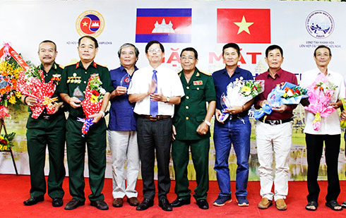 zzĐồng chí Nguyễn Tấn Tuân trao kỷ niệm chương của Hội Hữu nghị Việt Nam - Campuchia cho một số cựu chiến binh từng chiến đấu ở Campuchia.