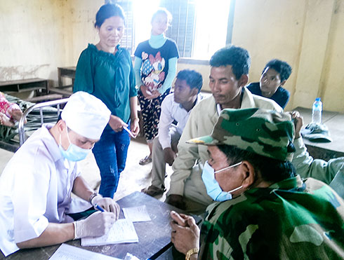 Đoàn công tác Bộ Chỉ huy Quân sự tỉnh Khánh Hòa khám bệnh cho người dân tỉnh Stung Treng.