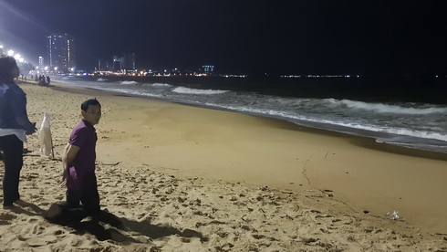 Tắm biển, thanh niên bị sóng cuốn mất tích