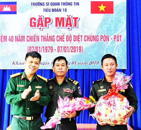 Đại tá Tống Hùng Dũng tặng hoa, quà cho các học viên Campuchia.