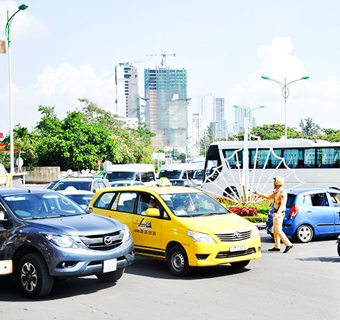 Công an điều tiết giao thông tại đường Trần Phú.