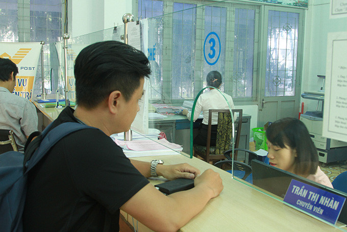 Người dân đến nộp hồ sơ tại bộ phận một cửa của Sở Văn hóa và Thể thao. 