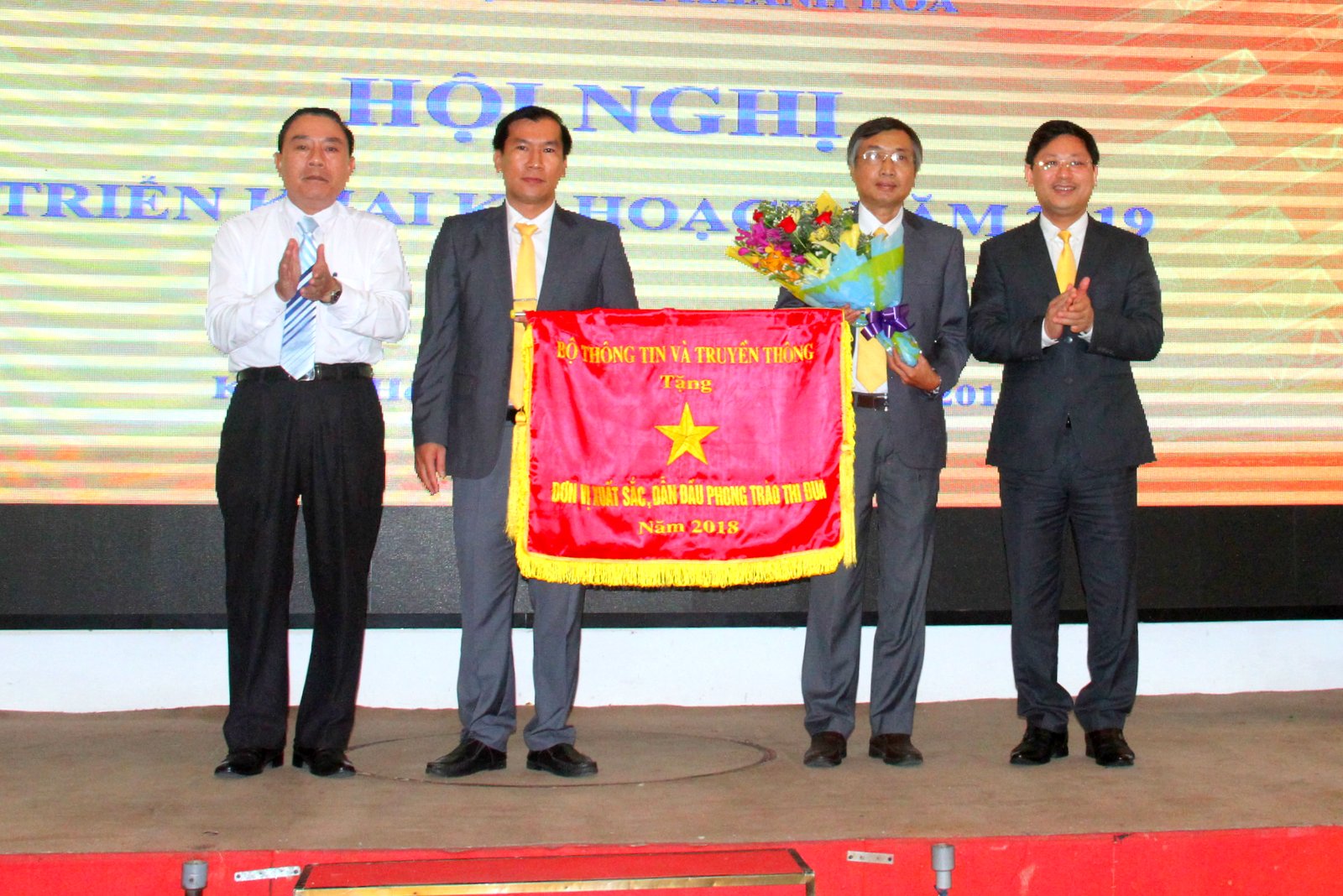 Lãnh đạo Tổng công ty Bưu điện Việt Nam và Sở Thông tin và Truyền thông trao cờ thi đua xuất sắc 2018 của Bộ Thông tin và Truyền thông cho Bưu điện TP. Nha Trang