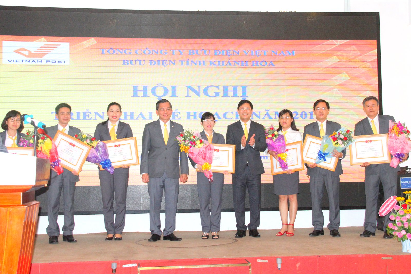  Lãnh đạo Tổng Công ty Bưu điện Việt Nam và Bưu điện tỉnh Khánh Hòa trao Giấy khen cho các tập thể có thành tích xuất sắc trong năm 2018