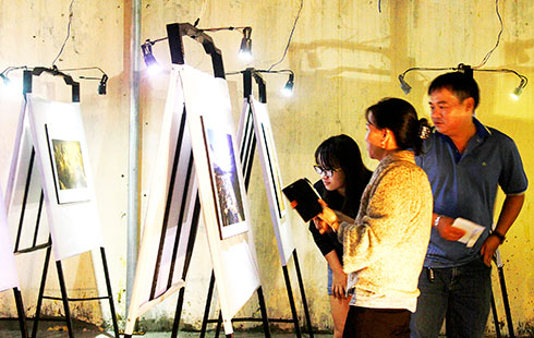 Công chúng xem các tác phẩm ảnh nghệ thuật tại triển lãm.