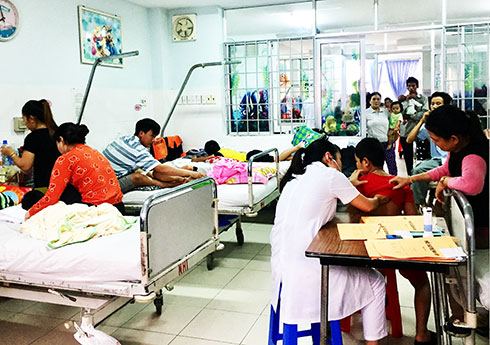 Nhiều bệnh nhi nhập viện tại Bệnh viện Đa khoa tỉnh. 