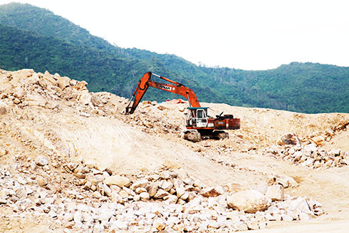 zzXe cẩu múc đất trong dự án Khu nhà ở Phước Đồng.