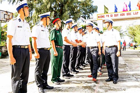 Đoàn công tác thăm và tặng quà Tết cán bộ, chiến sĩ  đảo Sinh Tồn Đông.