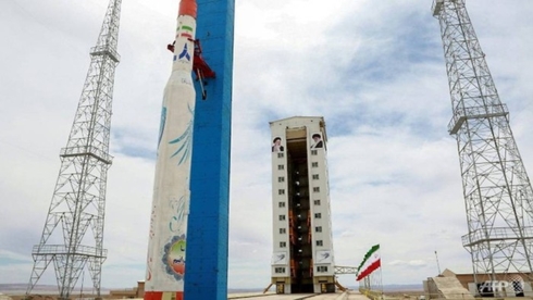 Bộ Quốc phòng Iran công bố hình ảnh tên lửa đẩy Simorgh trên bệ phóng ở nước này - Ảnh: AFP