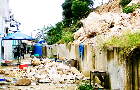 Người dân lo lắng vì kênh thoát lũ sạt lở