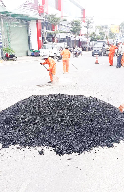 Công nhân vá ổ gà, thảm nhựa tuyến đường Lê Hồng Phong.