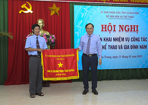 Đồng chí Nguyễn Đắc Tài trao tặng Cờ thi đua của UBND tỉnh cho đơn vị Trung tâm Bảo tồn di tích