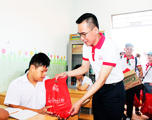 Đại diện Công ty TNHH Bảo hiểm Nhân thọ Generali Việt Nam trao quà cho trẻ khuyết tật tại Trung tâm Bảo trợ xã hội tỉnh.