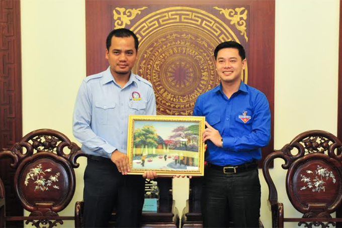 Lãnh đạo Tỉnh đoàn tặng quà lưu niệm cho đoàn đại biểu Campuchia