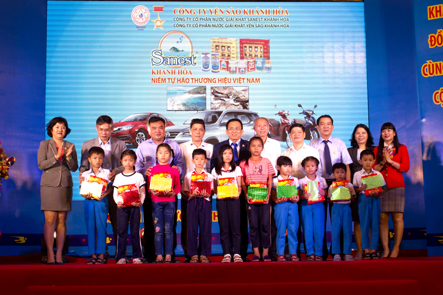Lãnh đạo công ty tặng quà cho 10 học sinh vượt khó học giỏi tại Phường Tân An và Phường Tân Lợi, TP. Buôn Ma Thuột